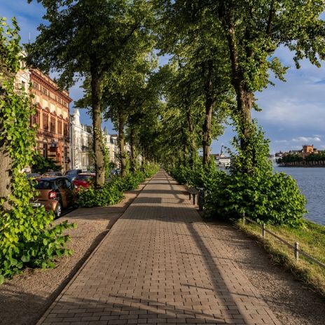 Uferpromenade am Pfaffenteich in Schwerin Uferpromenade am Pfaffenteich in Schwerin