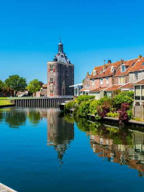Kanal in Enkhuizen in den Niederlanden Kanal in Enkhuizen in den Niederlanden